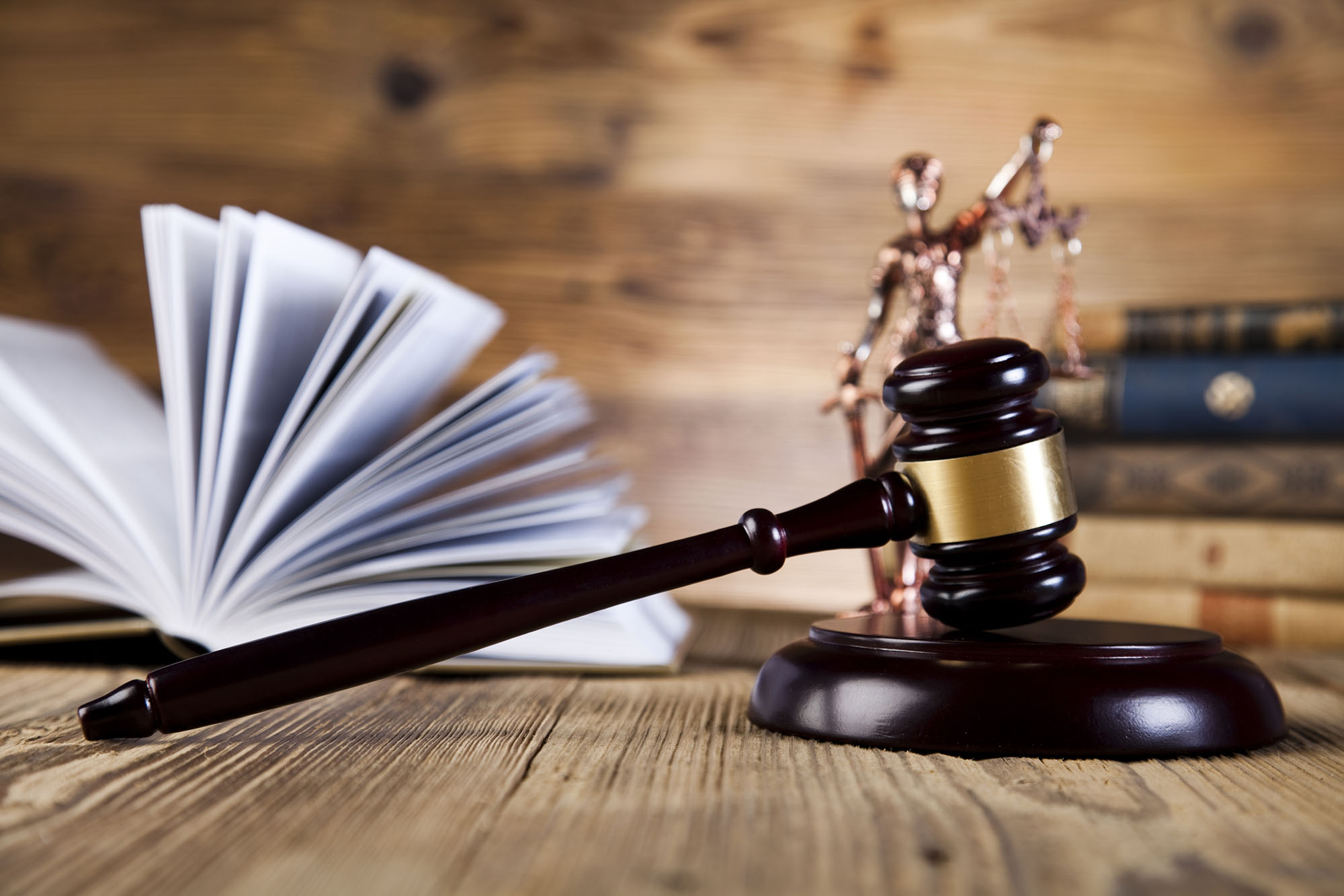 Richterhammer, Waage der Justitia und Gesetzbücher